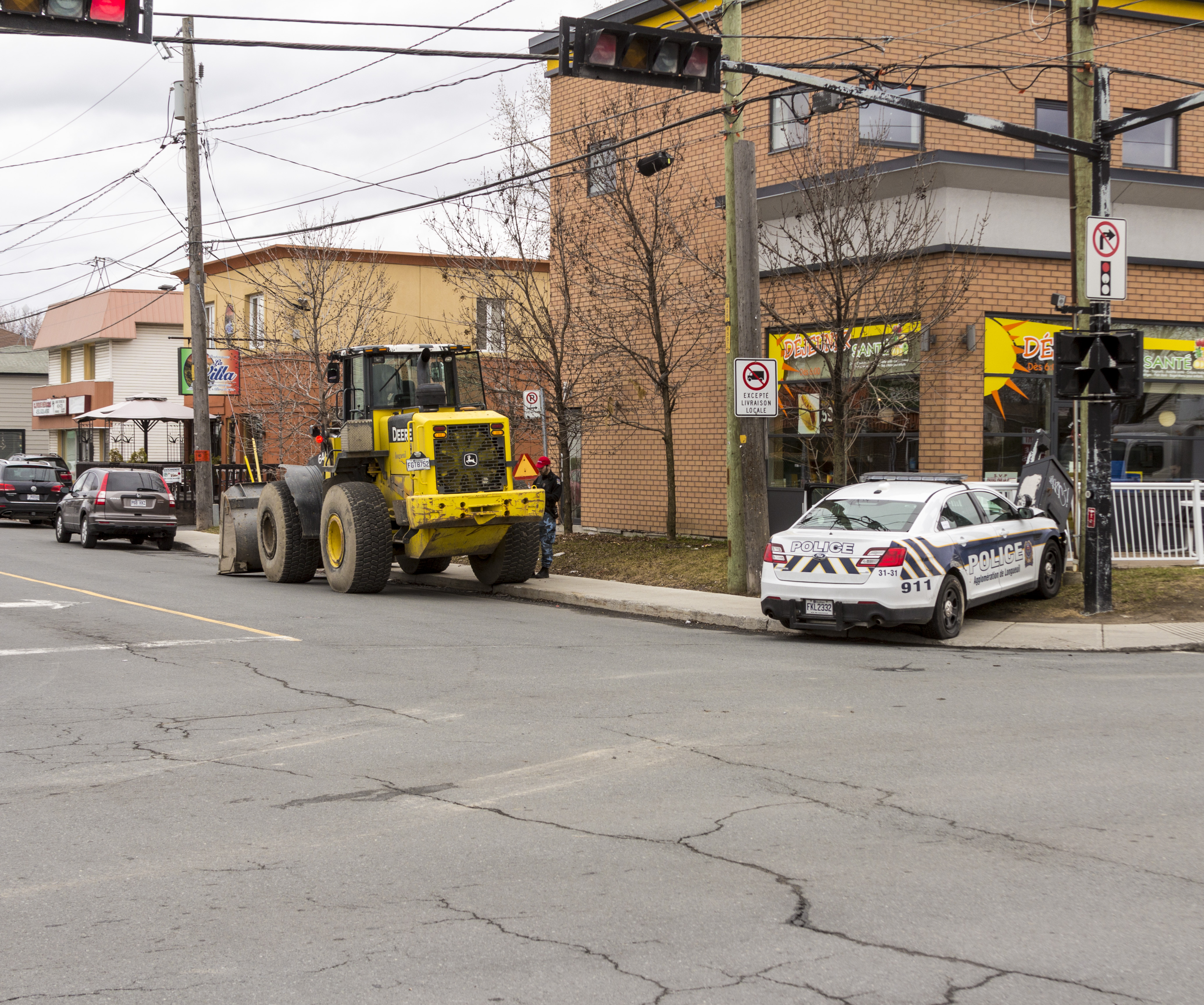 Une voiture de police emboutit un boitier électrique