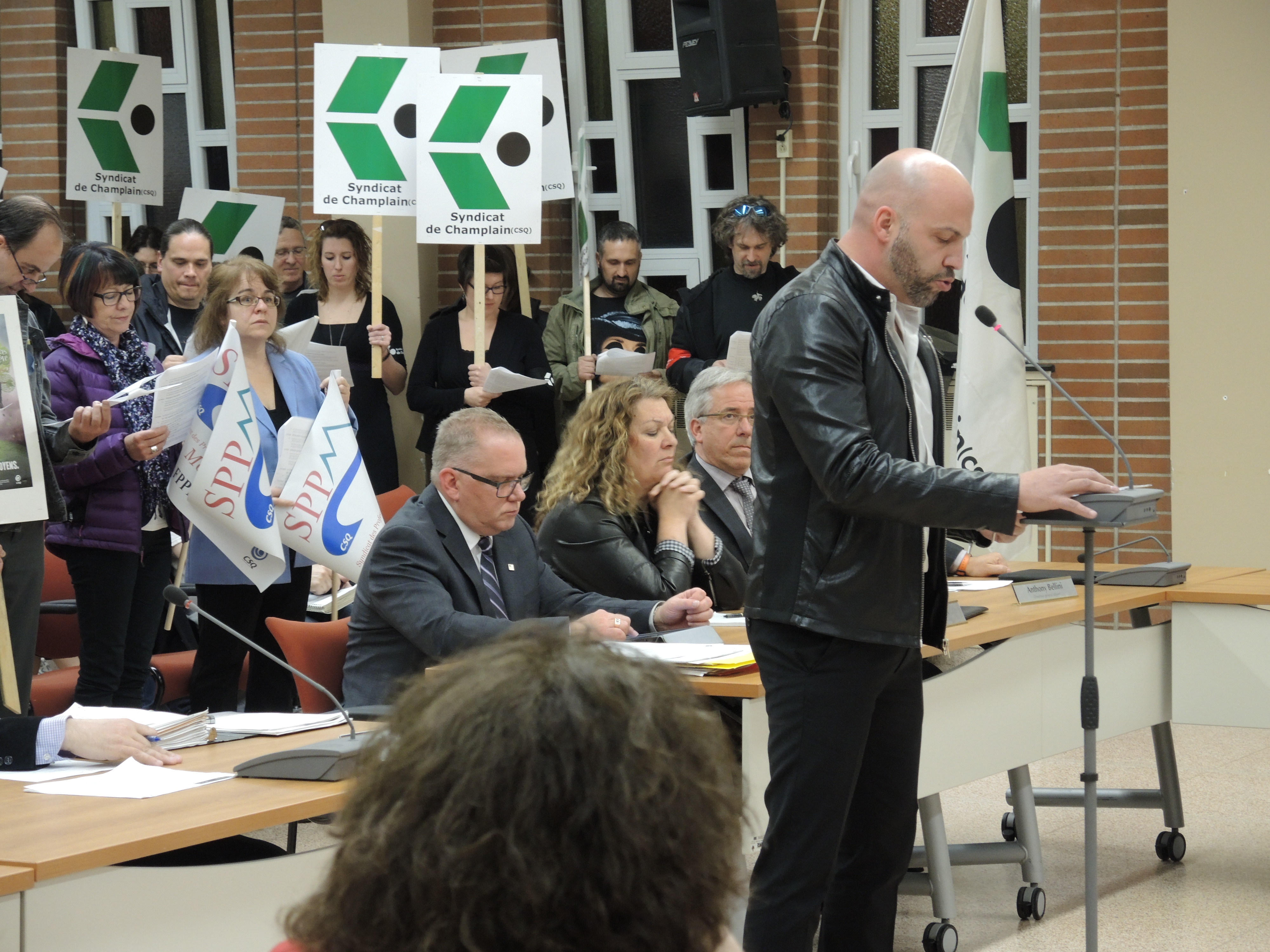 Au tour des commissaires de la CSMV d’être interpellés