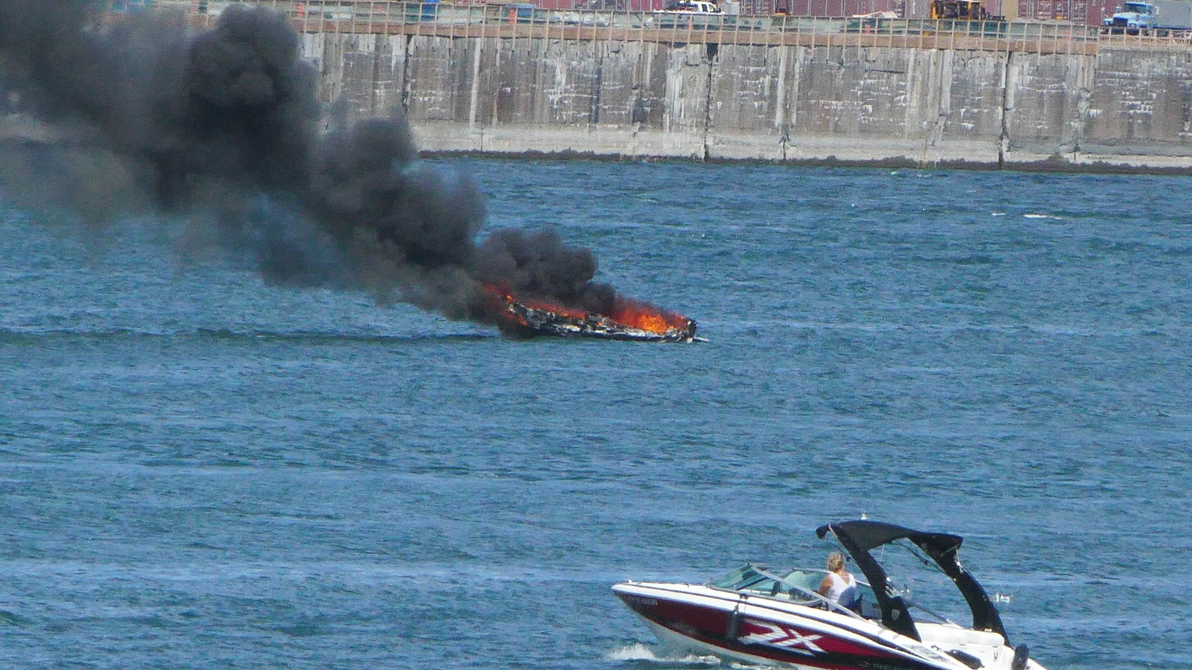 Un bateau prend feu