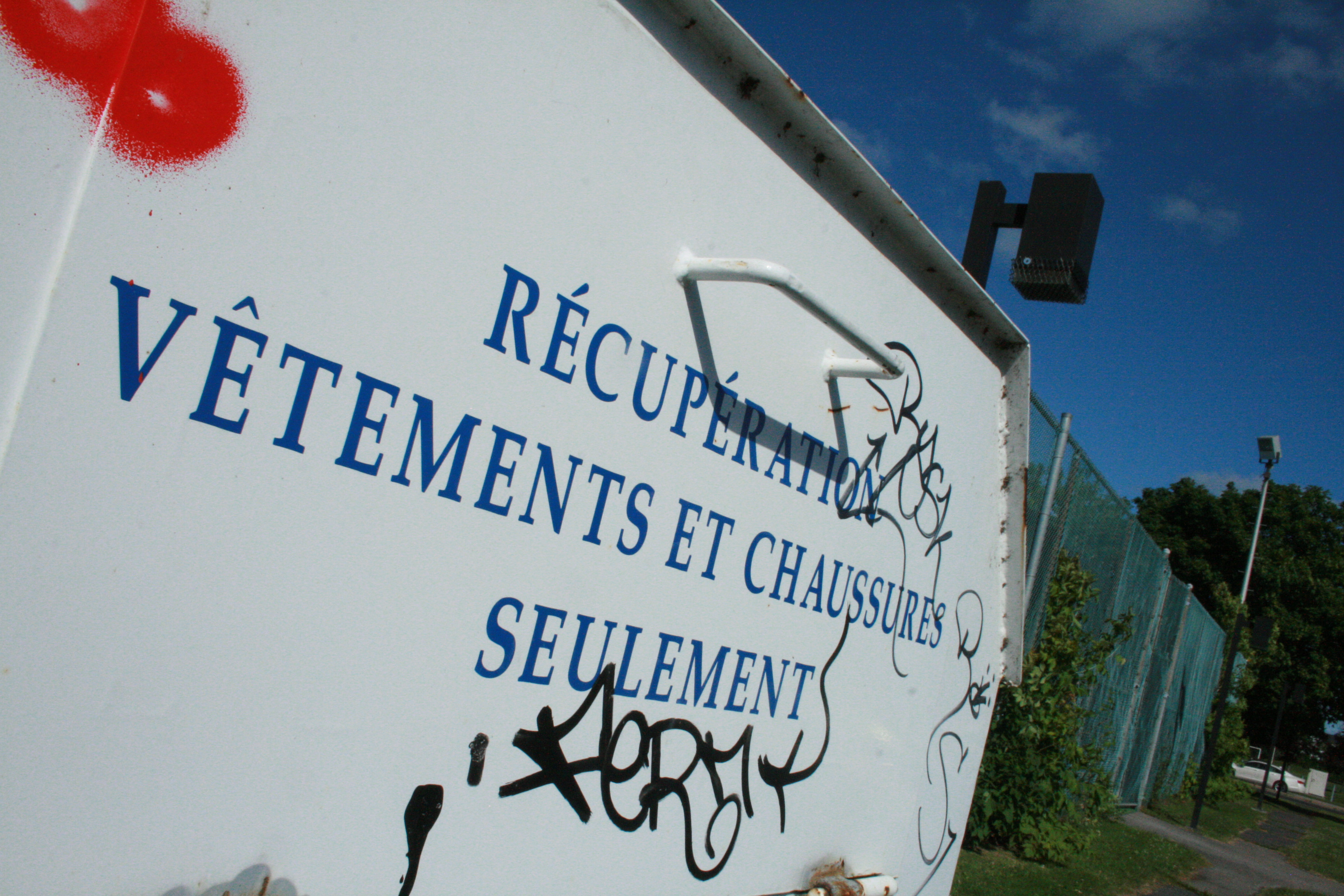 L&rsquo;art urbain pourrait être permis sur les contenants de textiles à Longueuil