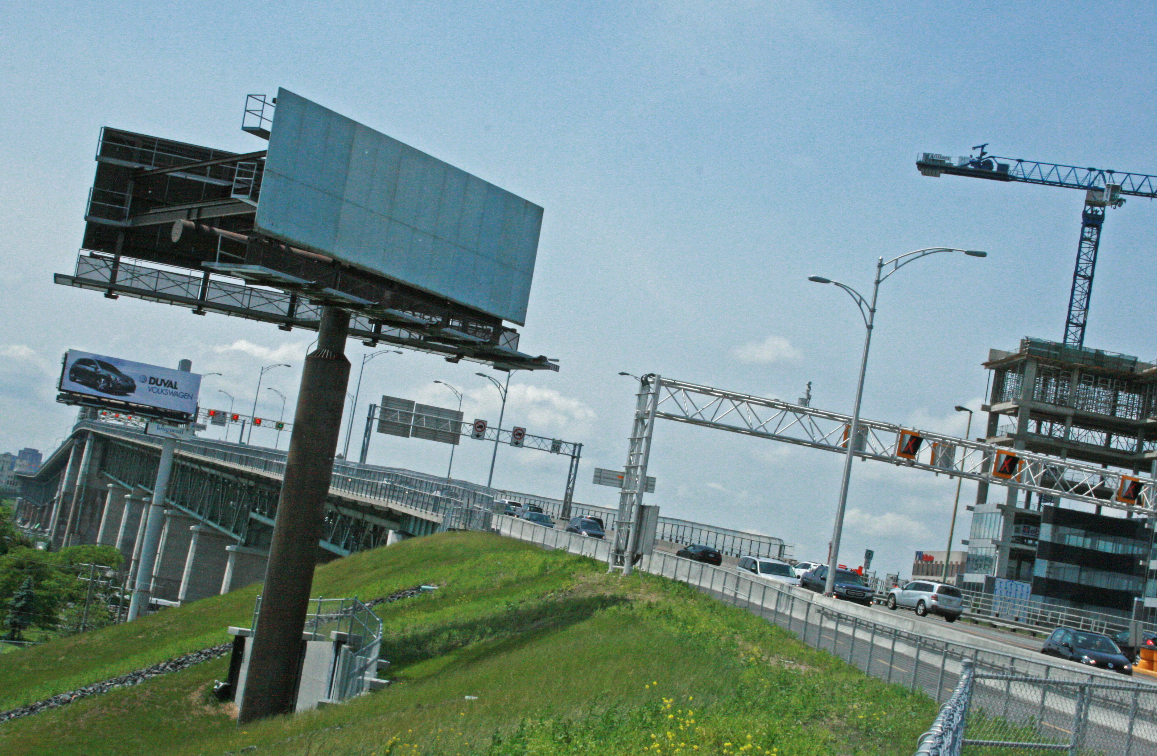 Des panneaux publicitaires en moins aux abords des ponts
