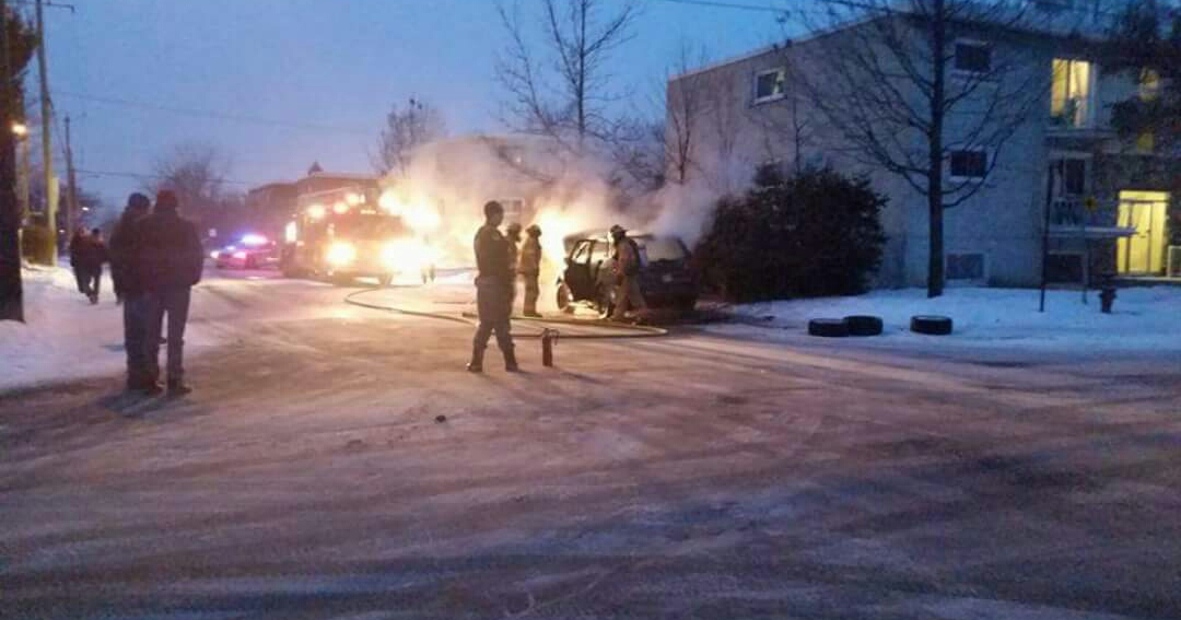 Une voiture prend feu à Longueuil