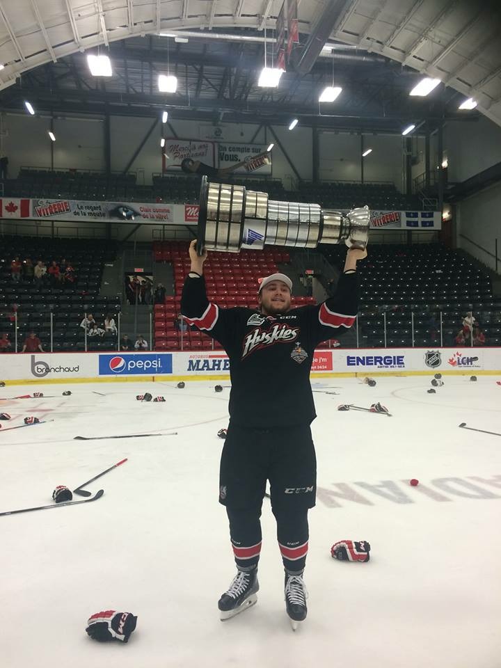 Anthony Wojcik tentera de soulever la Coupe Memorial