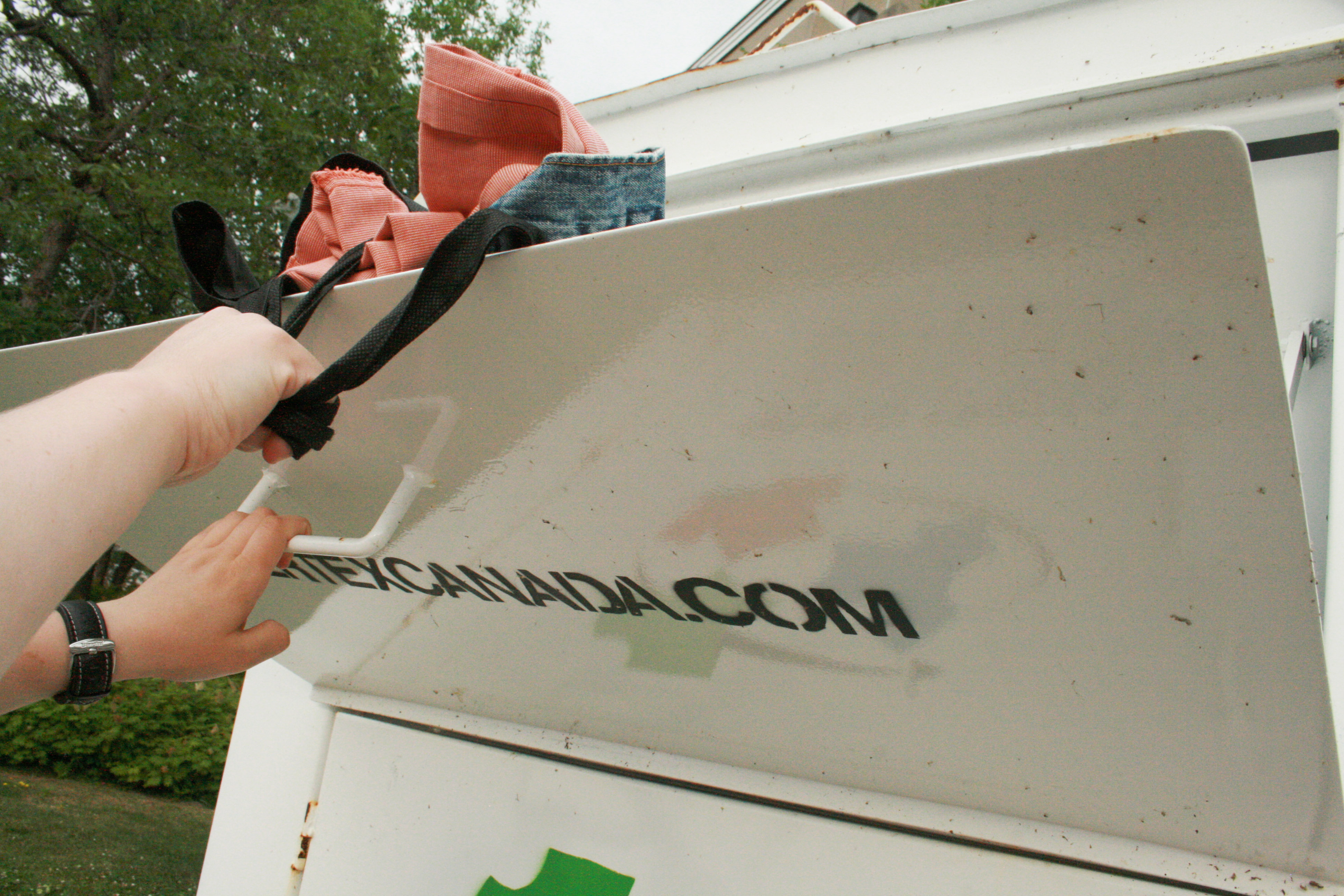 Des contenants blancs qui suscitent quelques questions