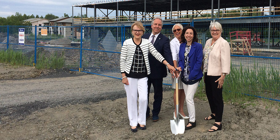 Une première pelletée de terre à la future école de Saint-Hubert