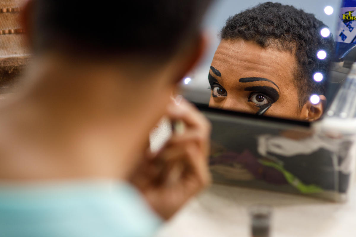 Enseignant de jour, drag queen de nuit