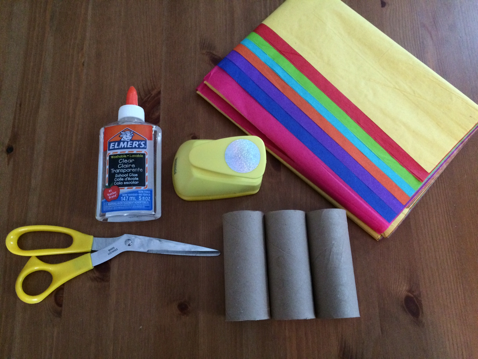 Bricolage: un rouleau de papier de toilette haut en couleur