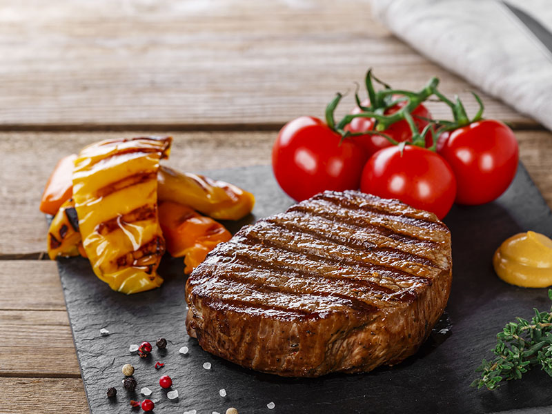 Filet mignon mariné au vin rouge