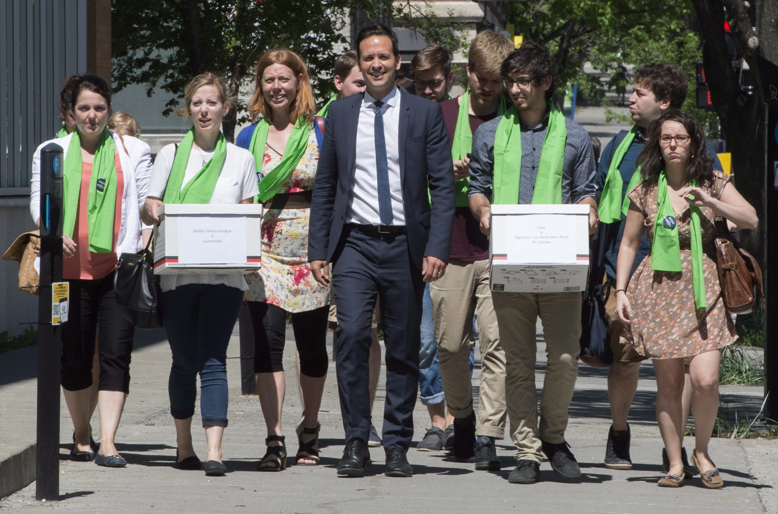 Cloutier dépose plus de 2000 signatures au PQ pour sa candidature
