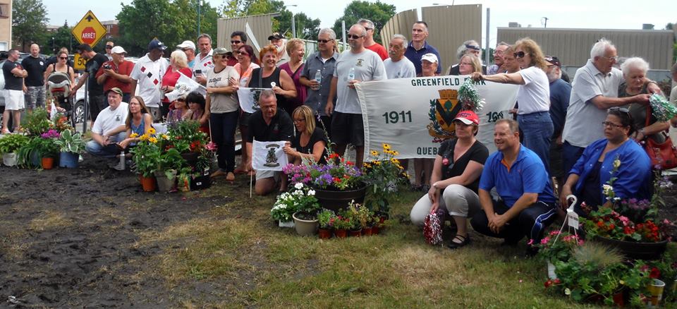 Une centaine de personnes pour planter des fleurs à Greenfield Park