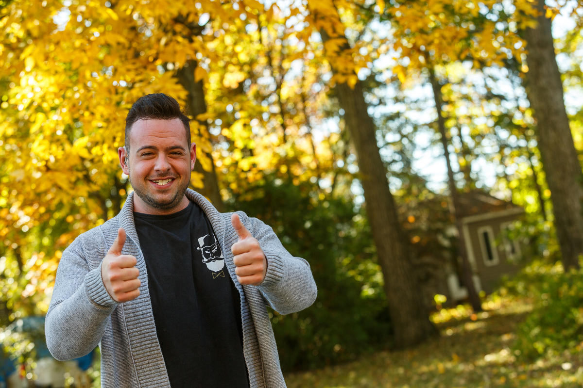 Olivier Saadah en spectacle : « Écoutez la parole d’un sourd »