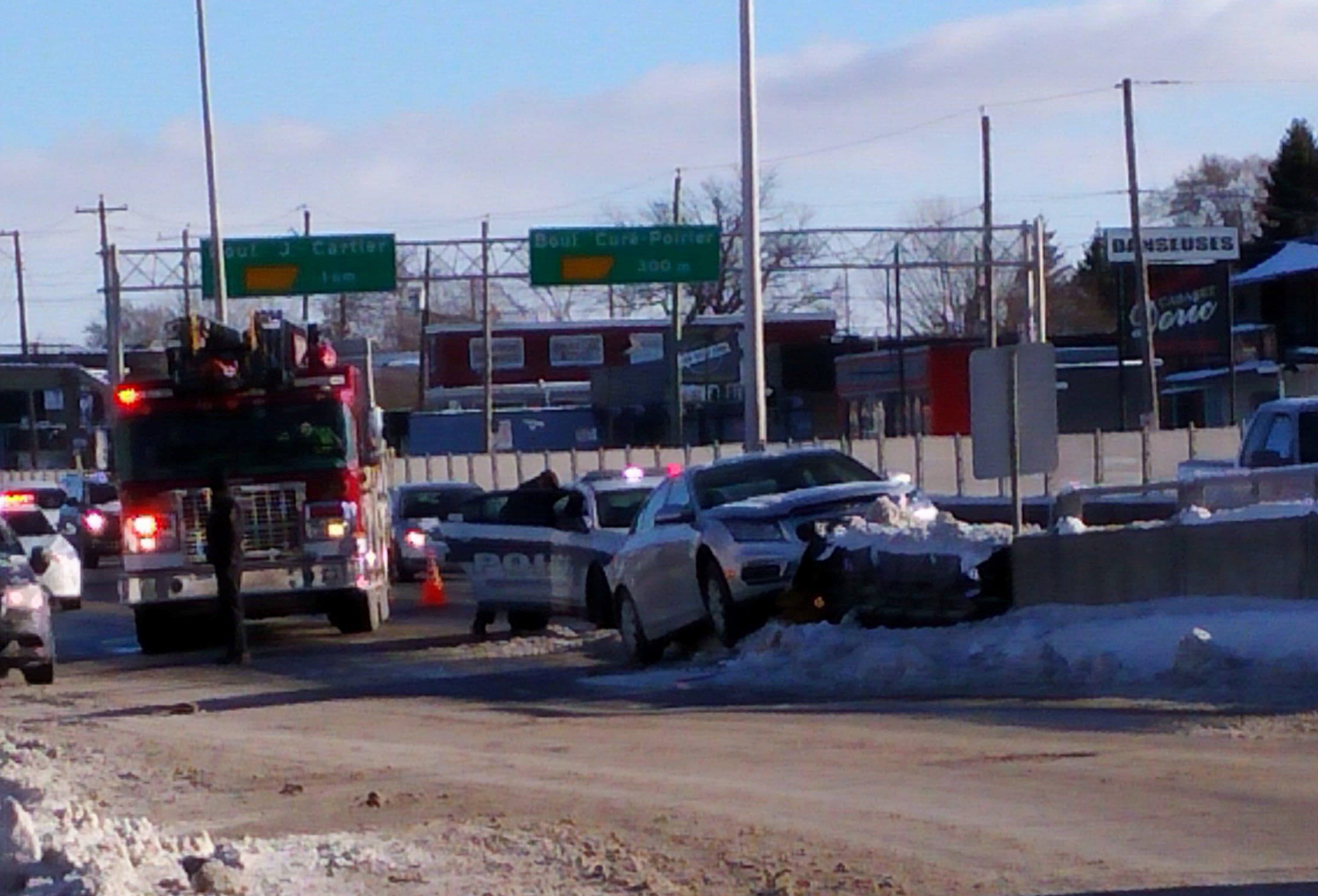 Un véhicule percute un terre-plein du boul. Taschereau