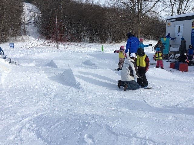 Des initiations au ski disponibles à proximité cet hiver