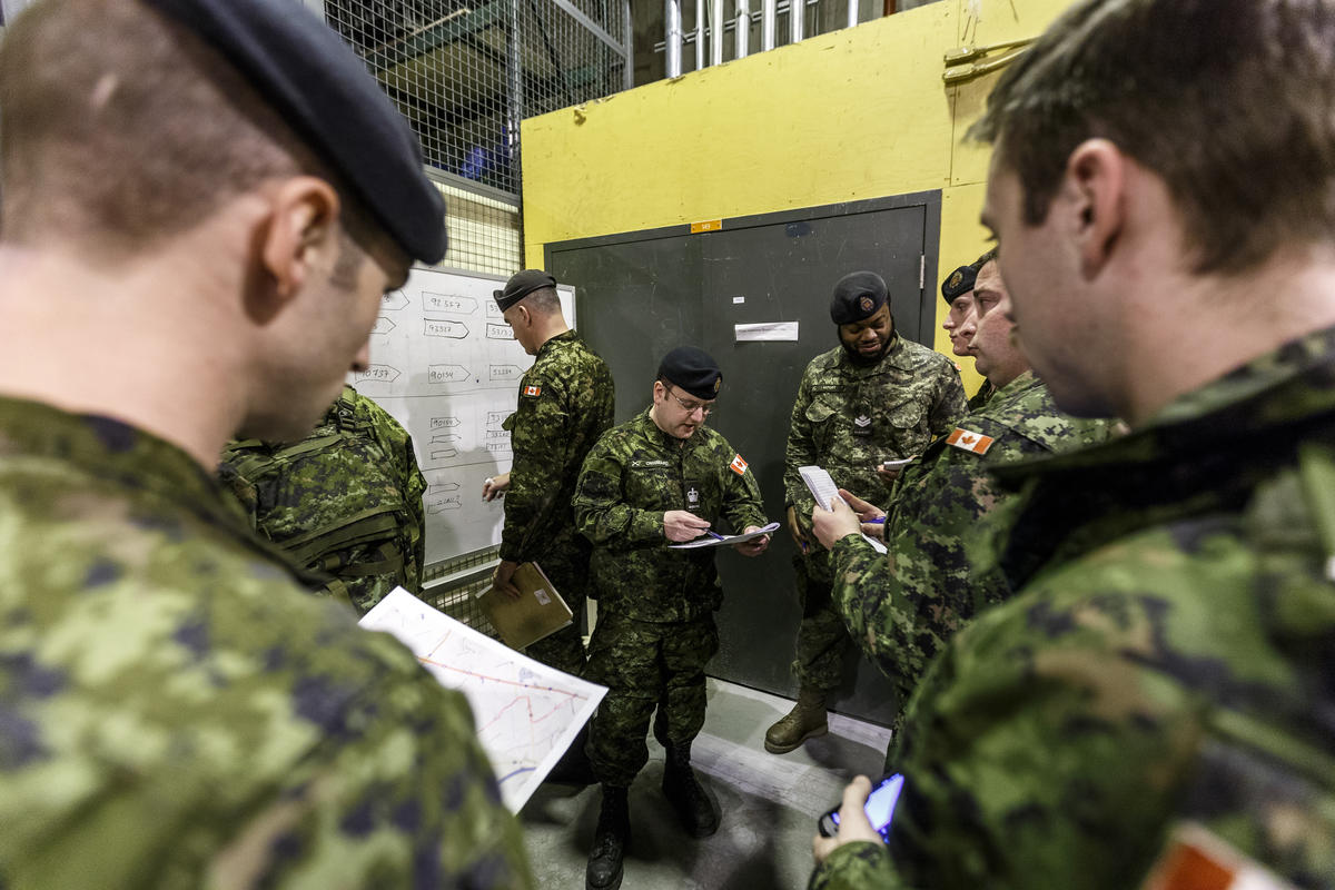 L’armée recrute lors d’une foire de l’emploi