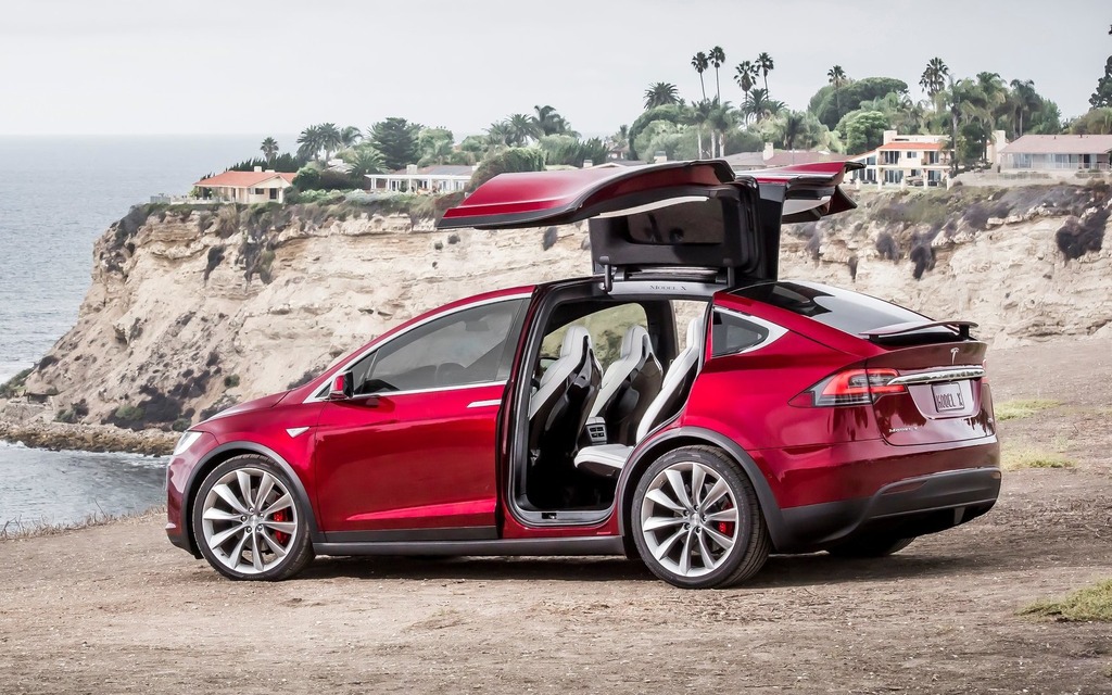 Tesla et Elon Musk coupent près de 4 000 emplois