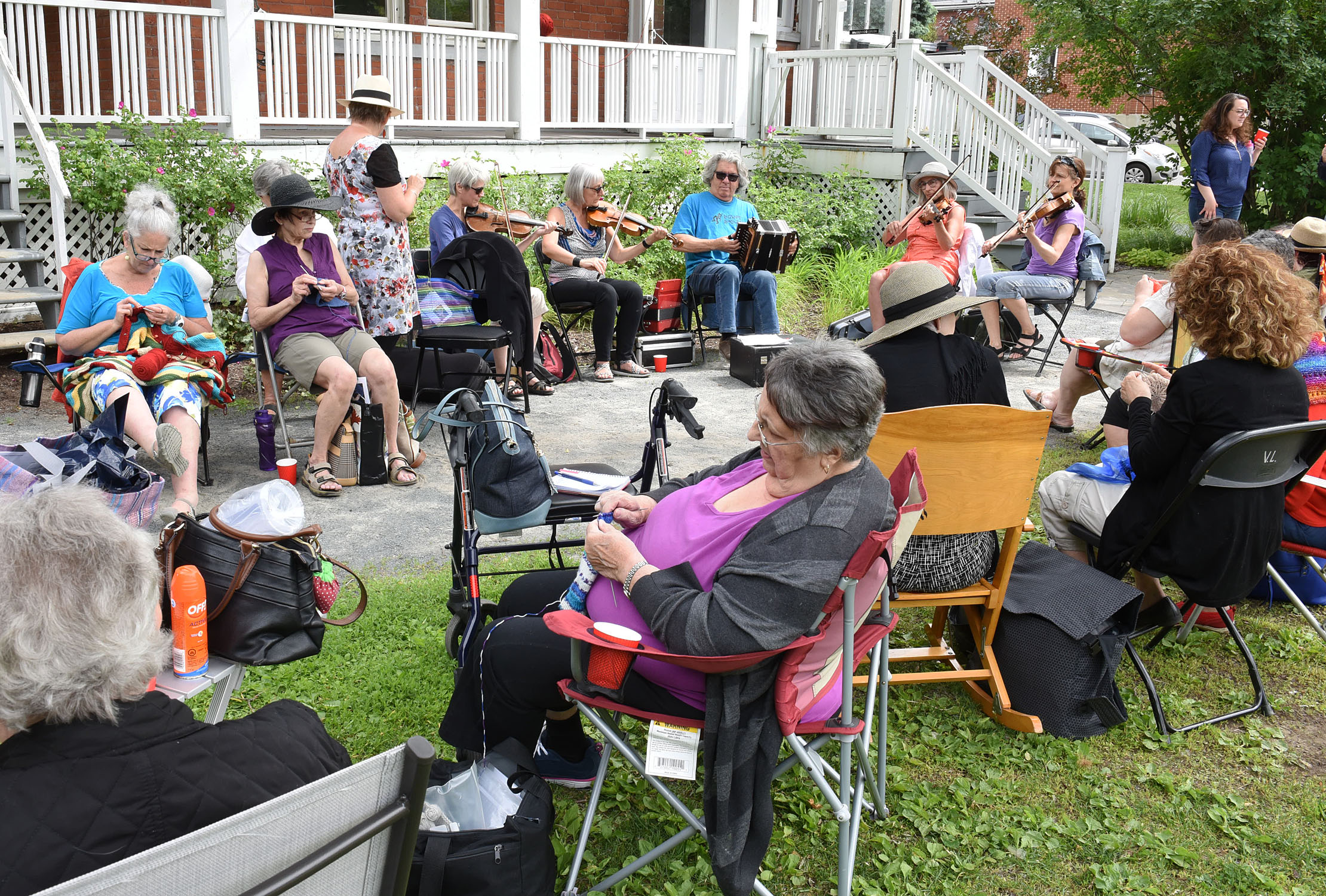 Plus de 30 tricoteuses ont joué de la broche à Longueuil