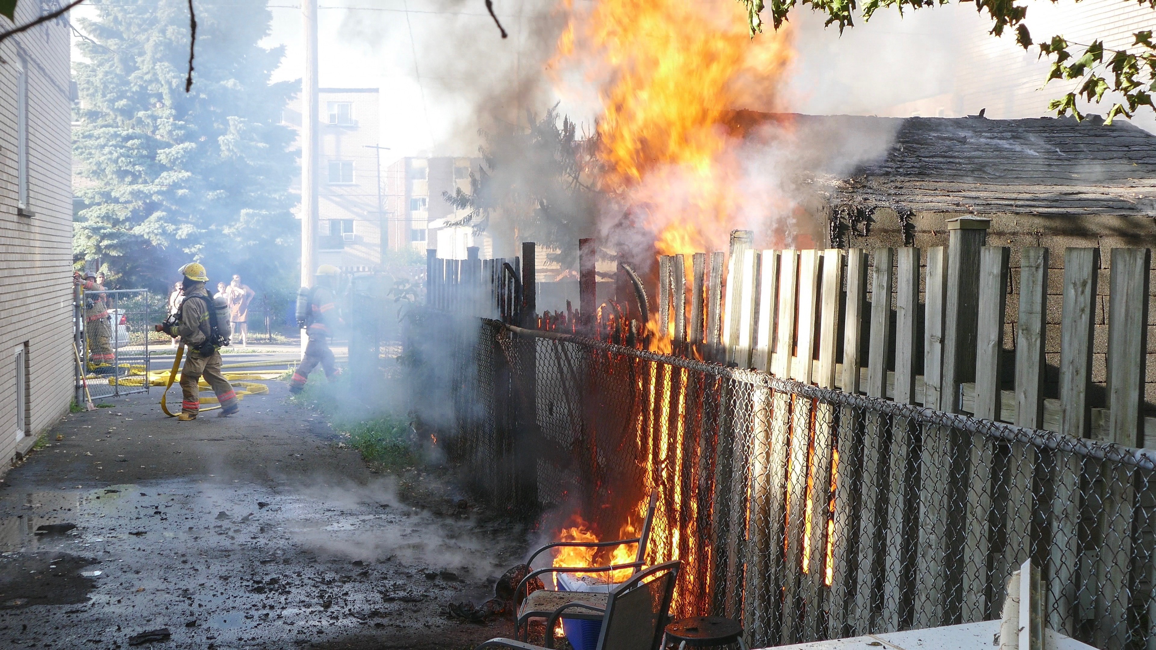 Un cabanon prend feu près de deux bâtiments à Longueuil