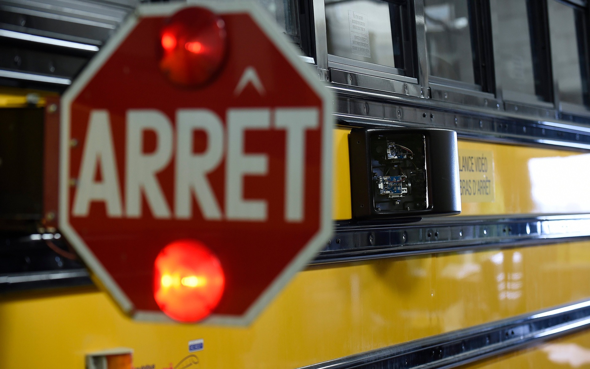 De longs trajets en autobus scolaire font réagir des parents