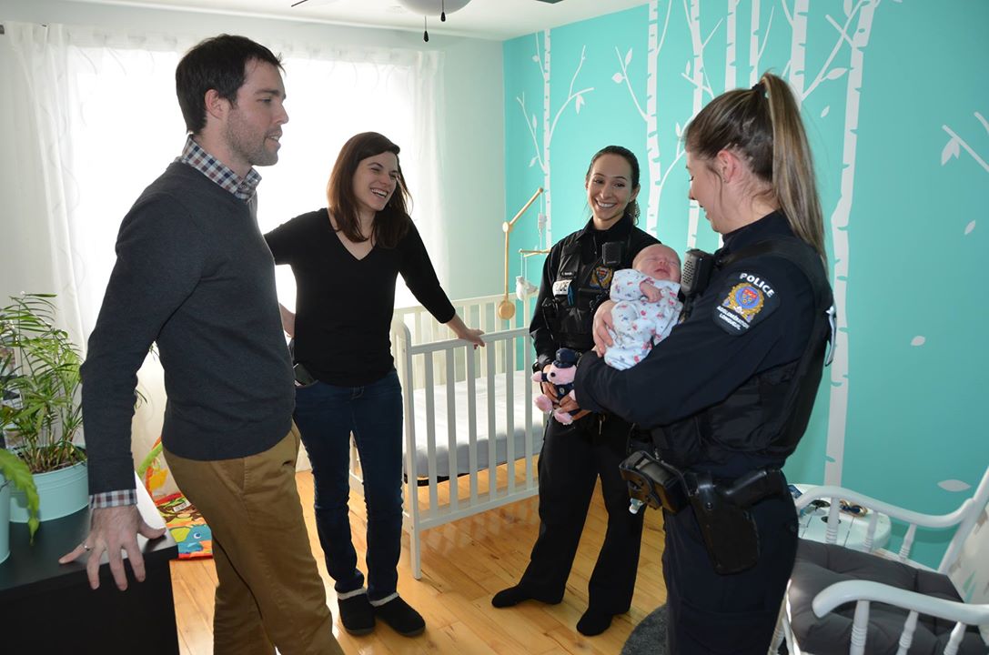 Deux policières rendent visite à la petite Vivianne