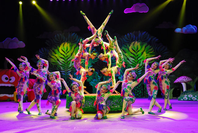 Les meilleurs acrobates de Chine en visite à l’Étoile