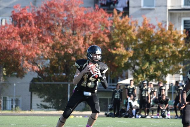 Une vie bien remplie, partagée entre l’école, le travail et le football