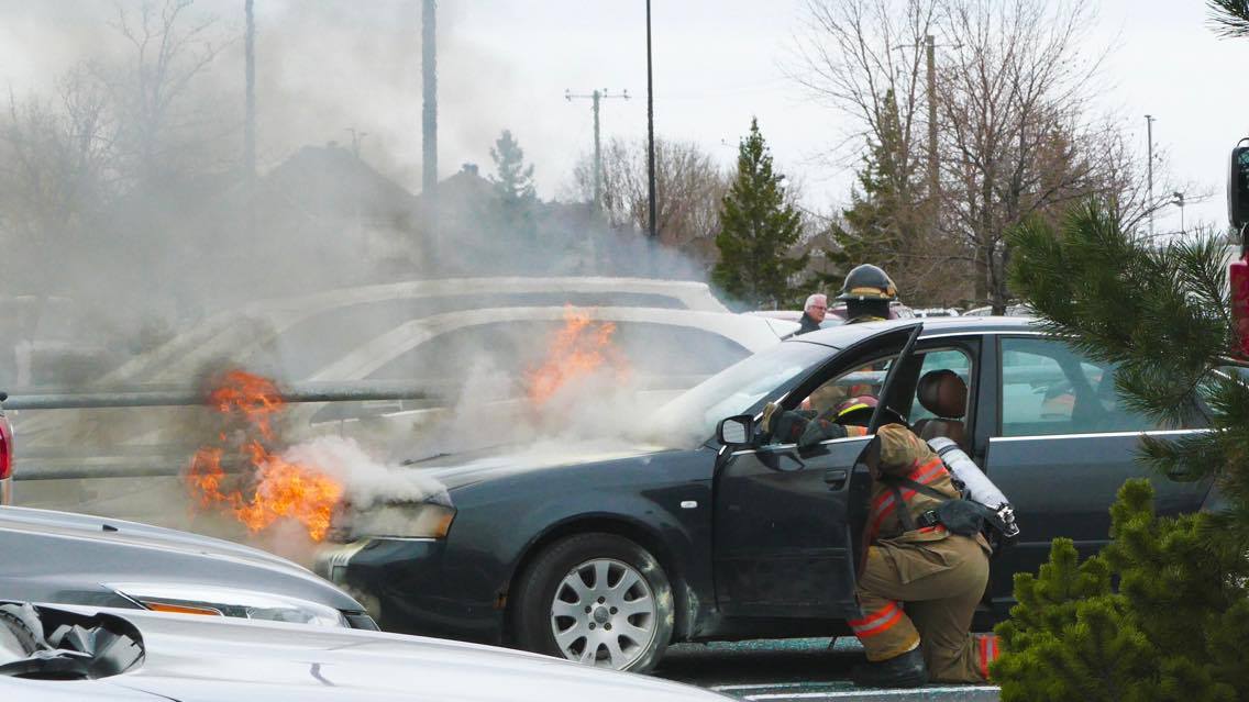 Une voiture s&rsquo;enflamme près d&rsquo;une station-service