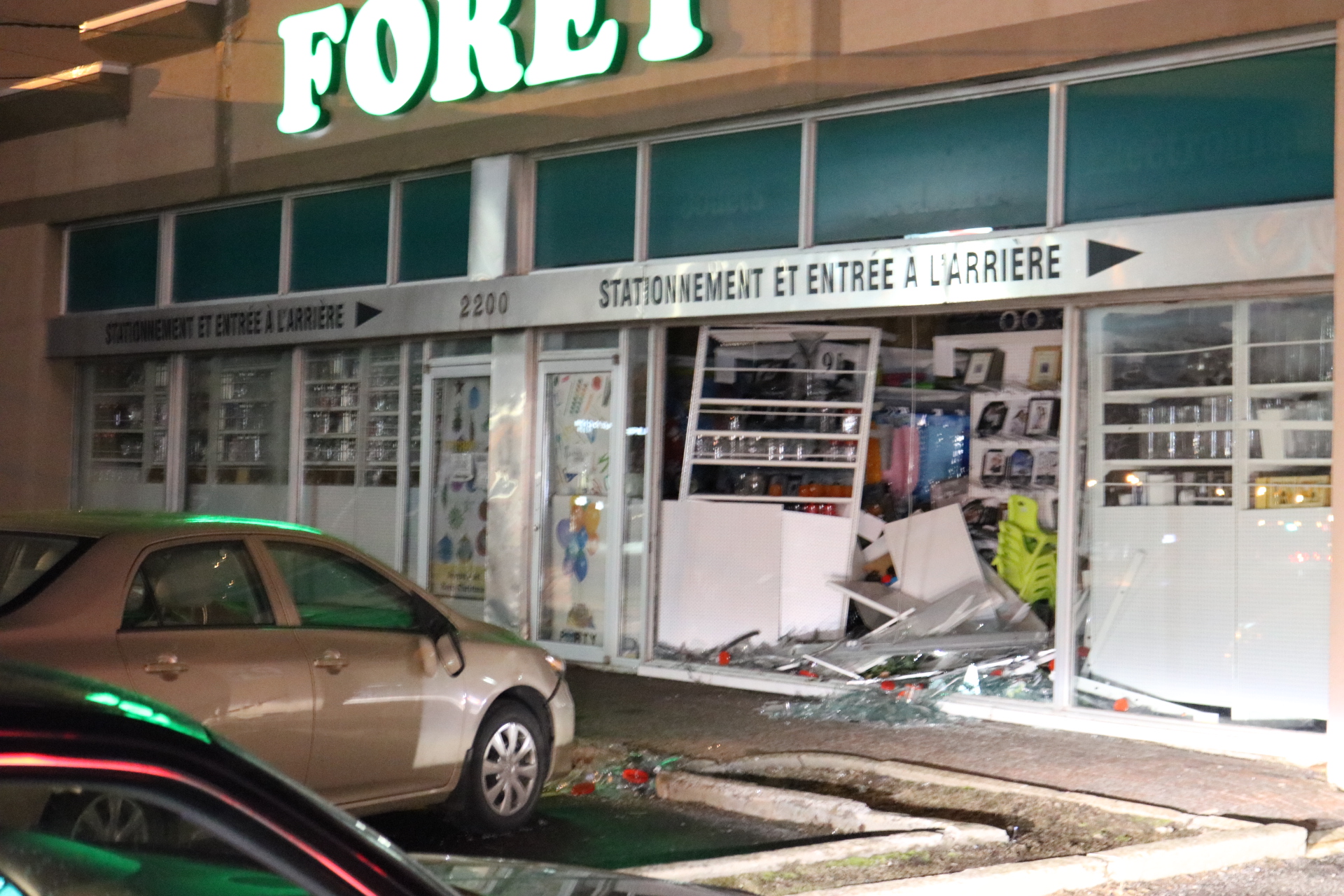 Un véhicule défonce la vitrine d&rsquo;un commerce
