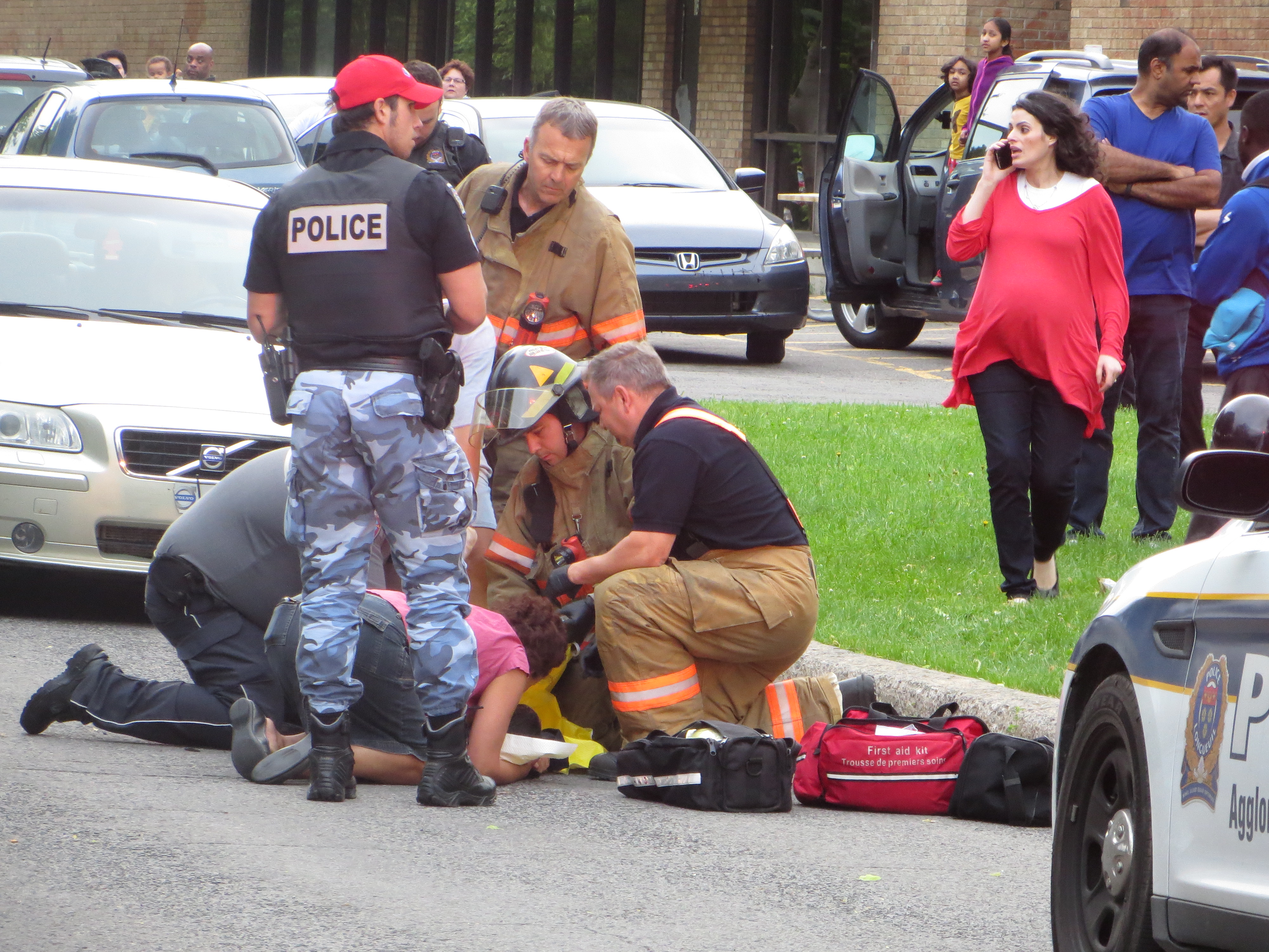 Un homme et son fils heurtés par une voiture