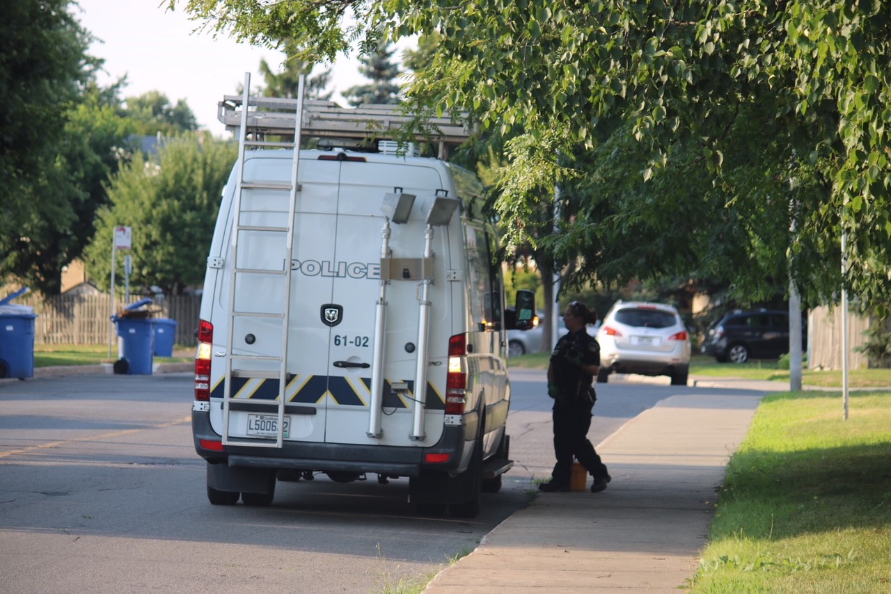 Porte défoncée et objets volés sur la rue Stravinski