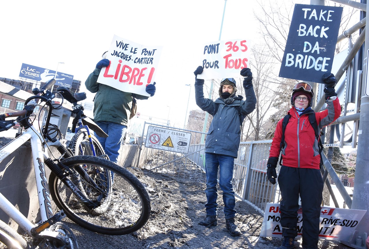 Des manifestants réclament l’ouverture de la piste du pont Jacques-Cartier toute l&rsquo;année