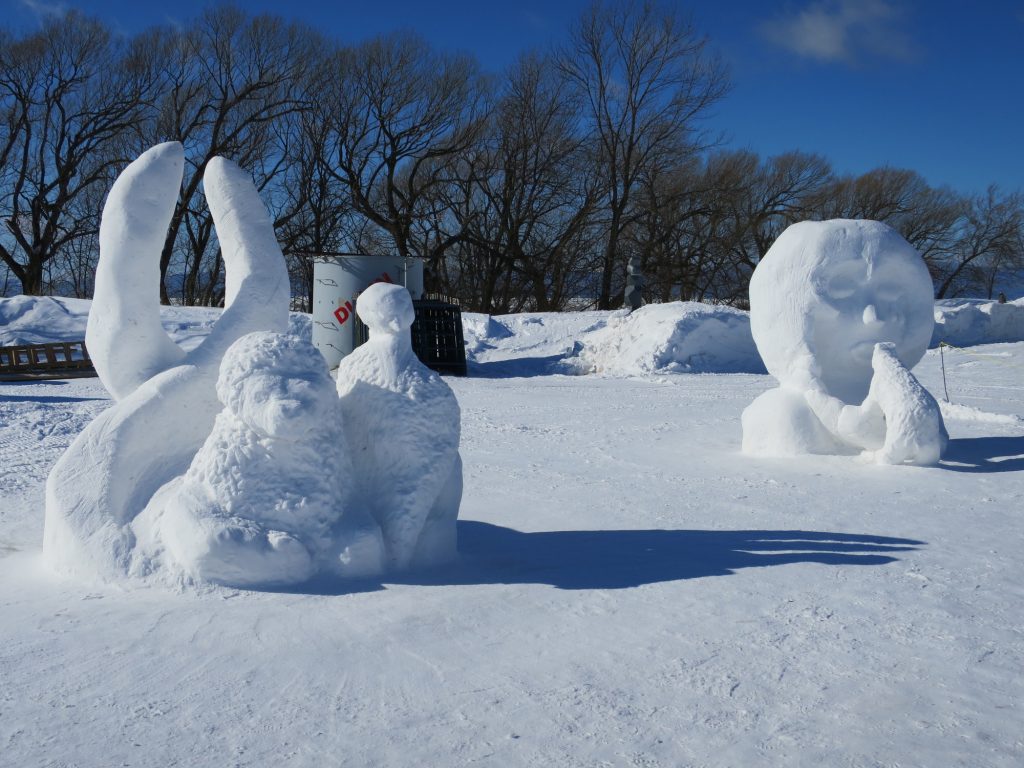 Des élèves de Longueuil se mesurent à la sculpture sur neige