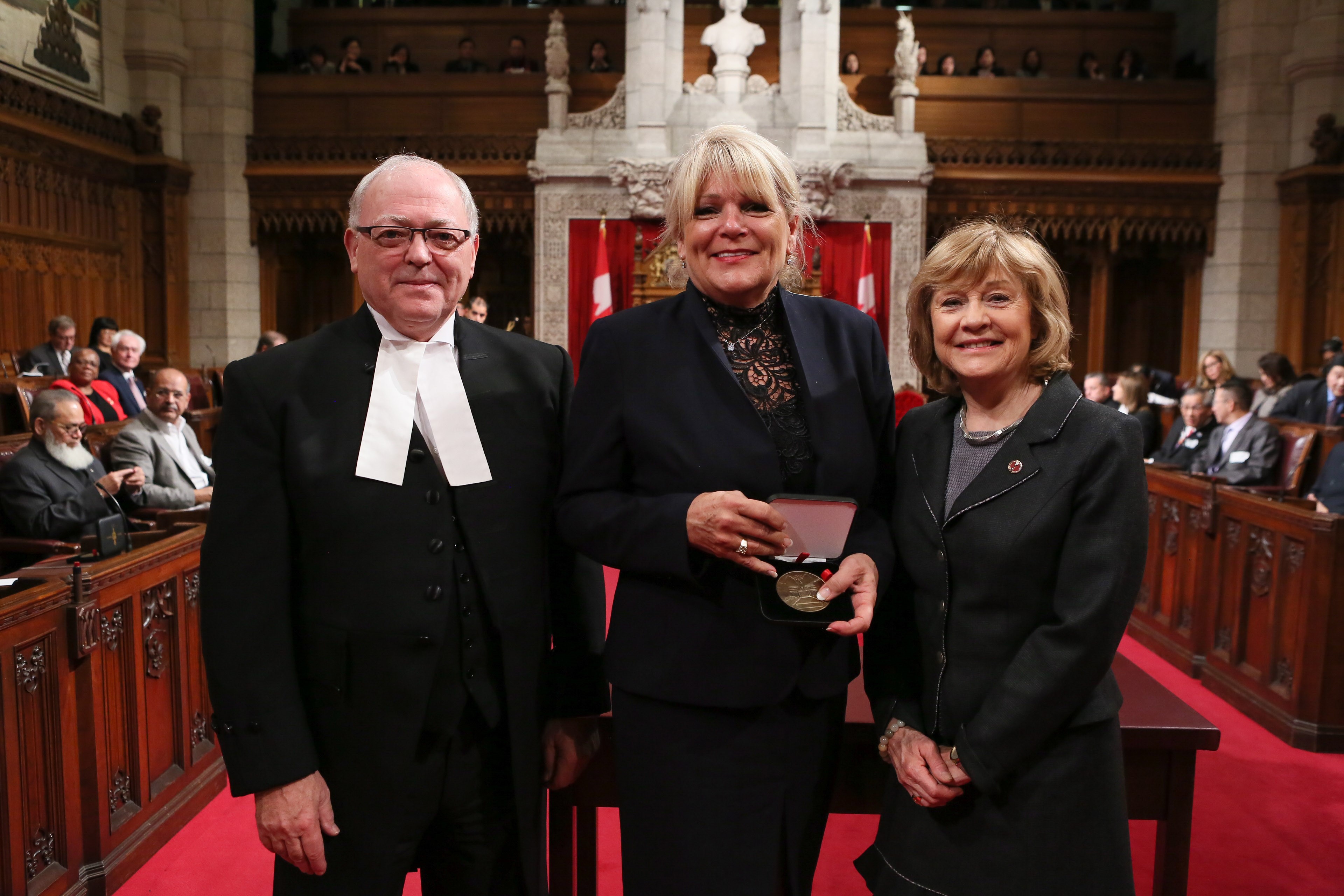 Une résidente de Brossard reçoit la médaille du Sénat