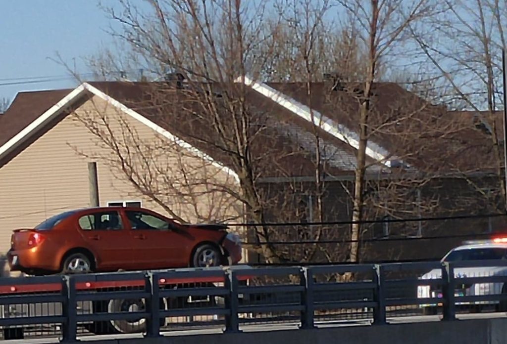 Un automobiliste s’éjecte de son véhicule et cause un accident