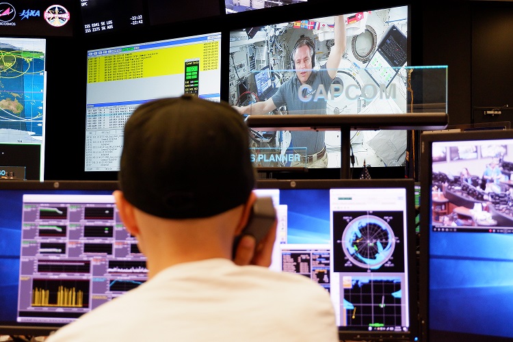 Benjamin reçoit un appel de David Saint-Jacques, en direct de l&rsquo;espace