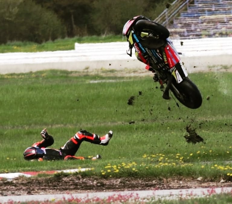Toute une frousse pour un pilote de moto de course de la région