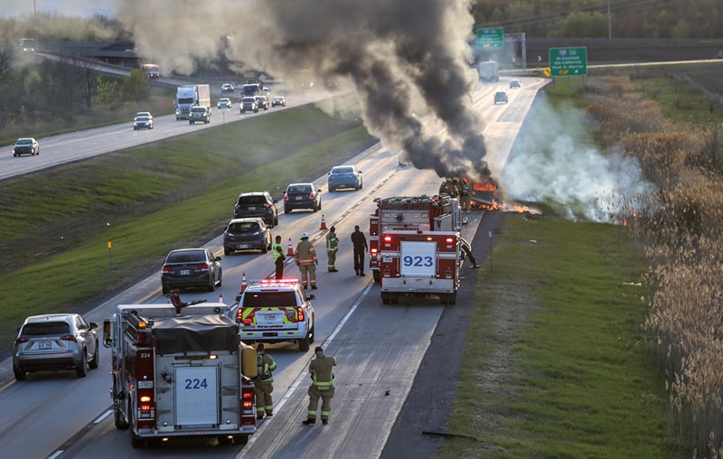 Un véhicule est la proie des flammes sur l’autoroute 30