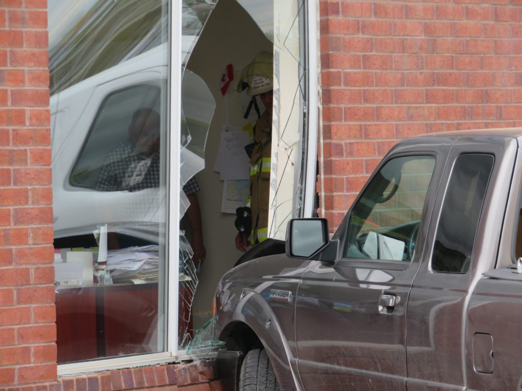 Un camion pick-up fracasse la fenêtre d’un commerce