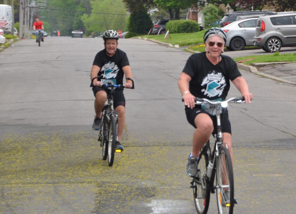 Des grands-parents relèvent le défi d’un premier triathlon