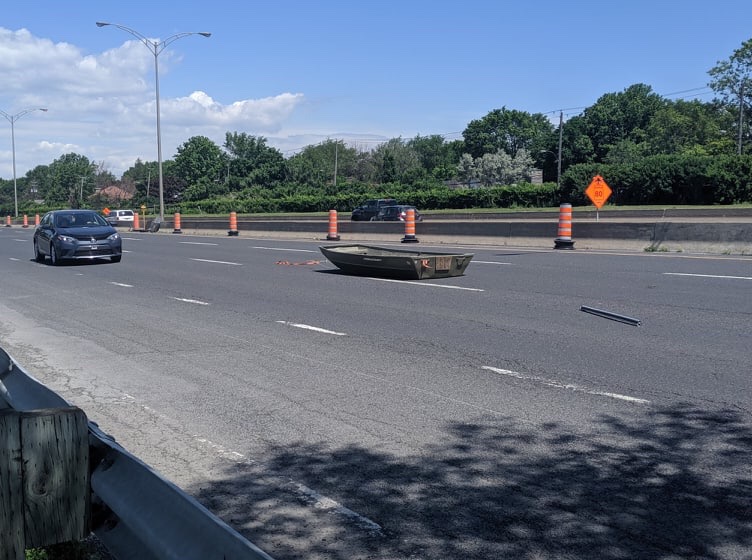 Une chaloupe au milieu de la route 132 !