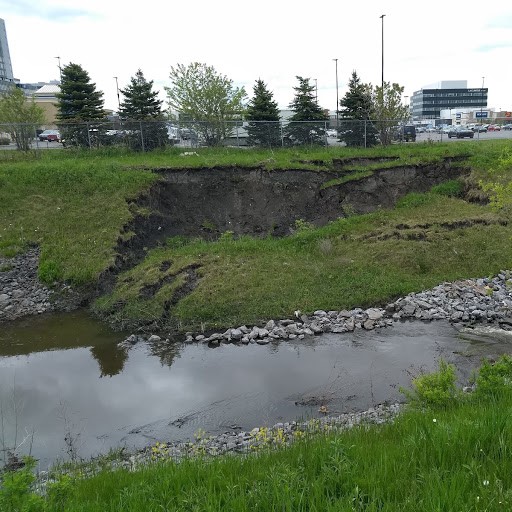 La pluie abondante provoque un glissement de terrain le long du ruisseau Daigneault