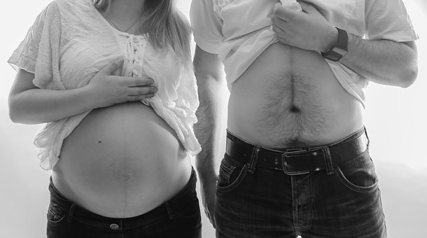 Futurs papas invités à manger comme une femme enceinte