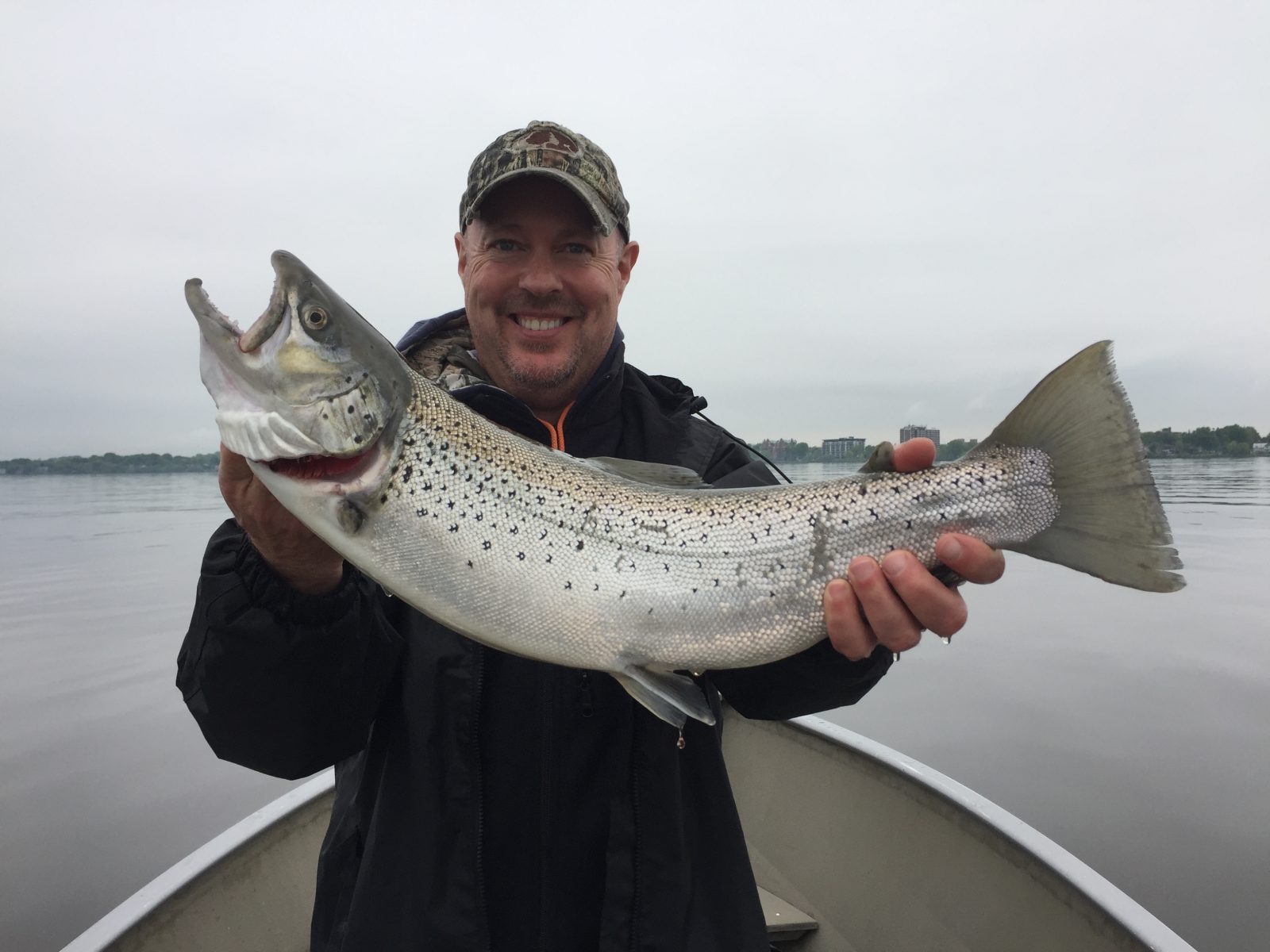 Une prise étonnante pour deux pêcheurs