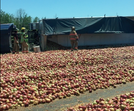 Un camion de pommes se renverse dans une voie d’accès à la 30