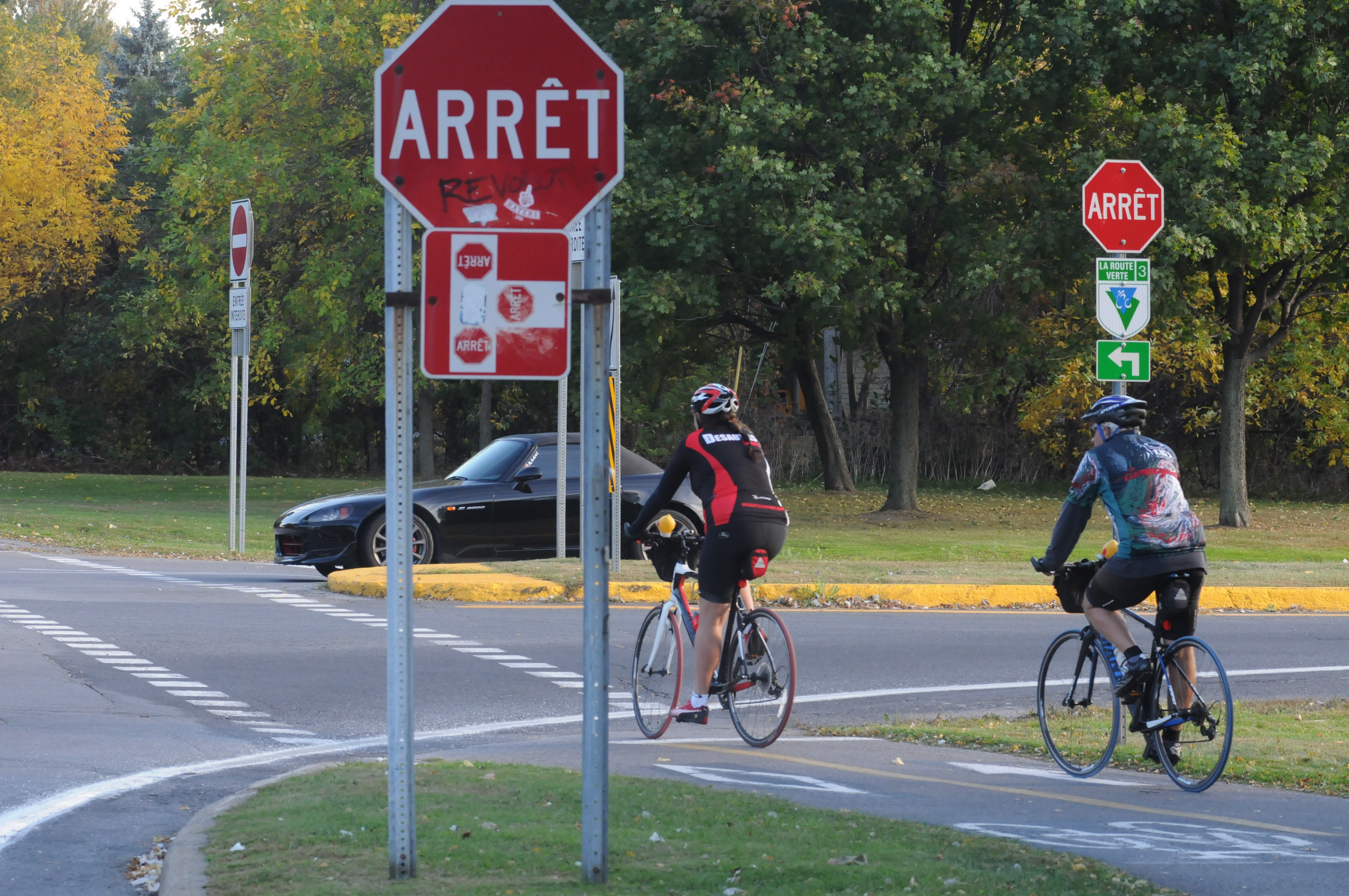 Un cycliste doit-il s’arrêter devant une main orange si le feu est vert ?