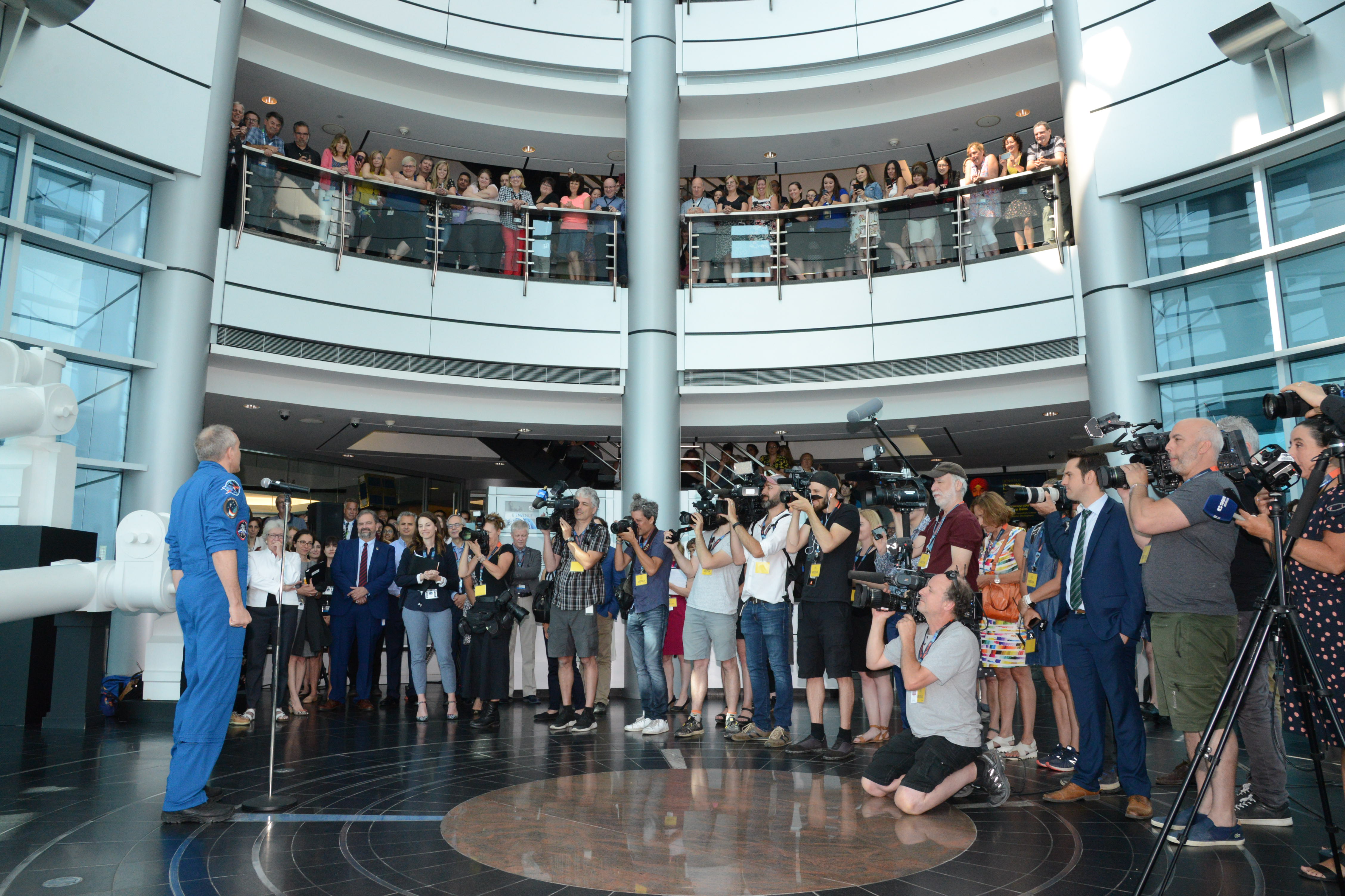 De retour au Québec, David Saint-Jacques reçoit une longue ovation