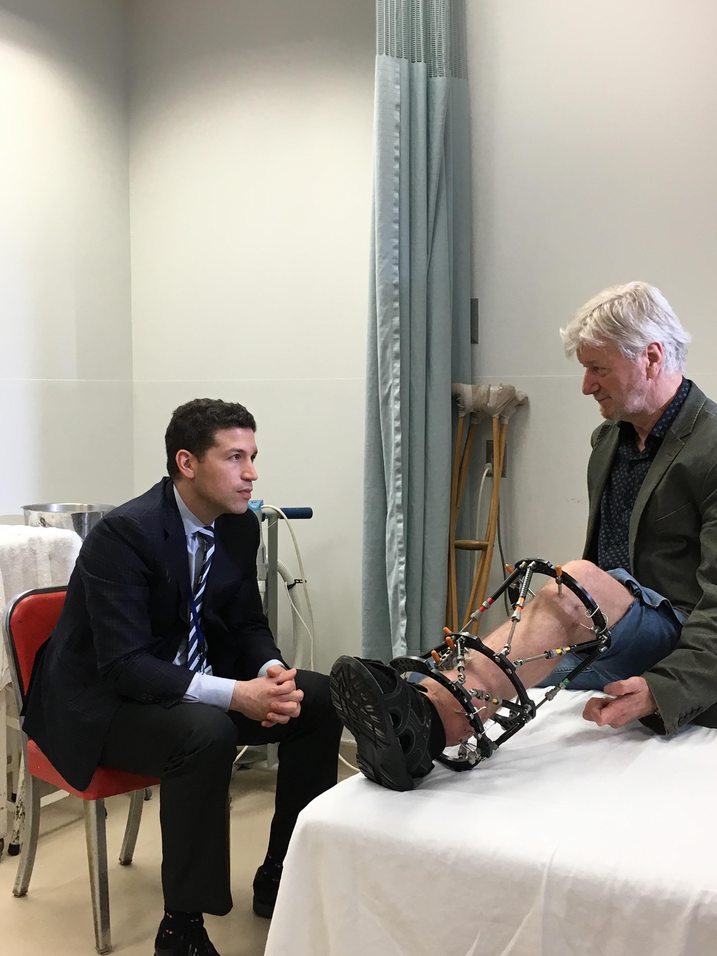 Les médecins font repousser son os après un grave accident de chasse