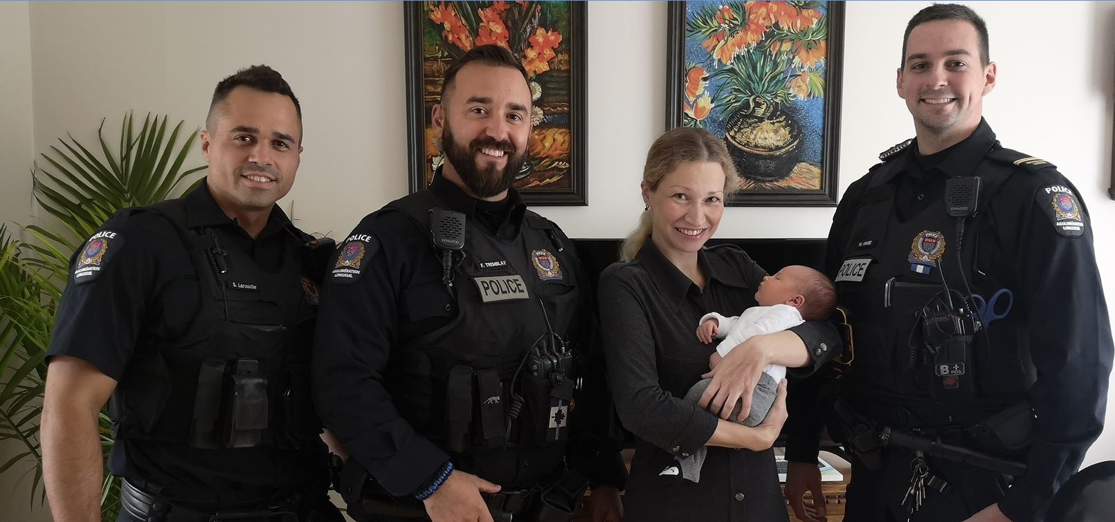 Des policiers aident une femme à accoucher : maman et bébé se portent bien