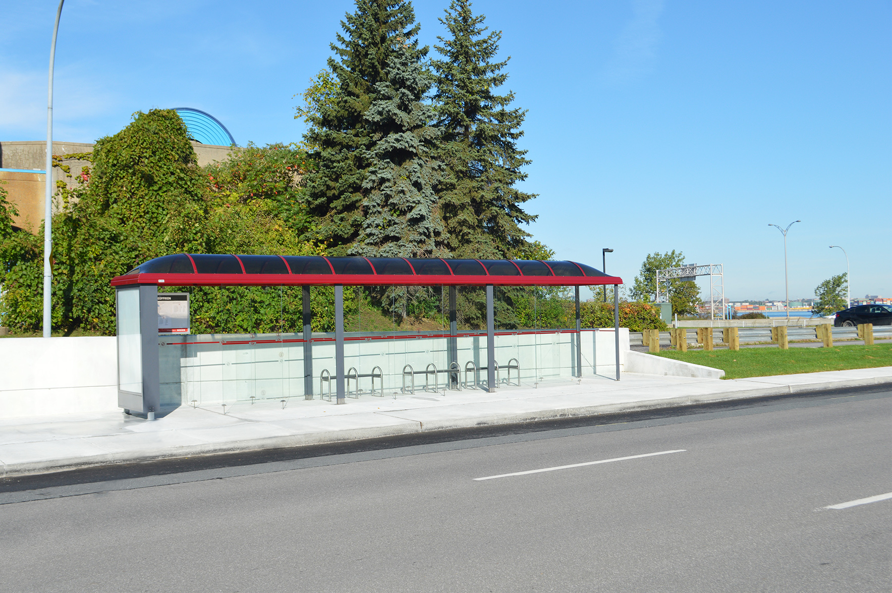 Installation d’un nouvel abribus à grande capacité sur le boulevard Marie-Victorin
