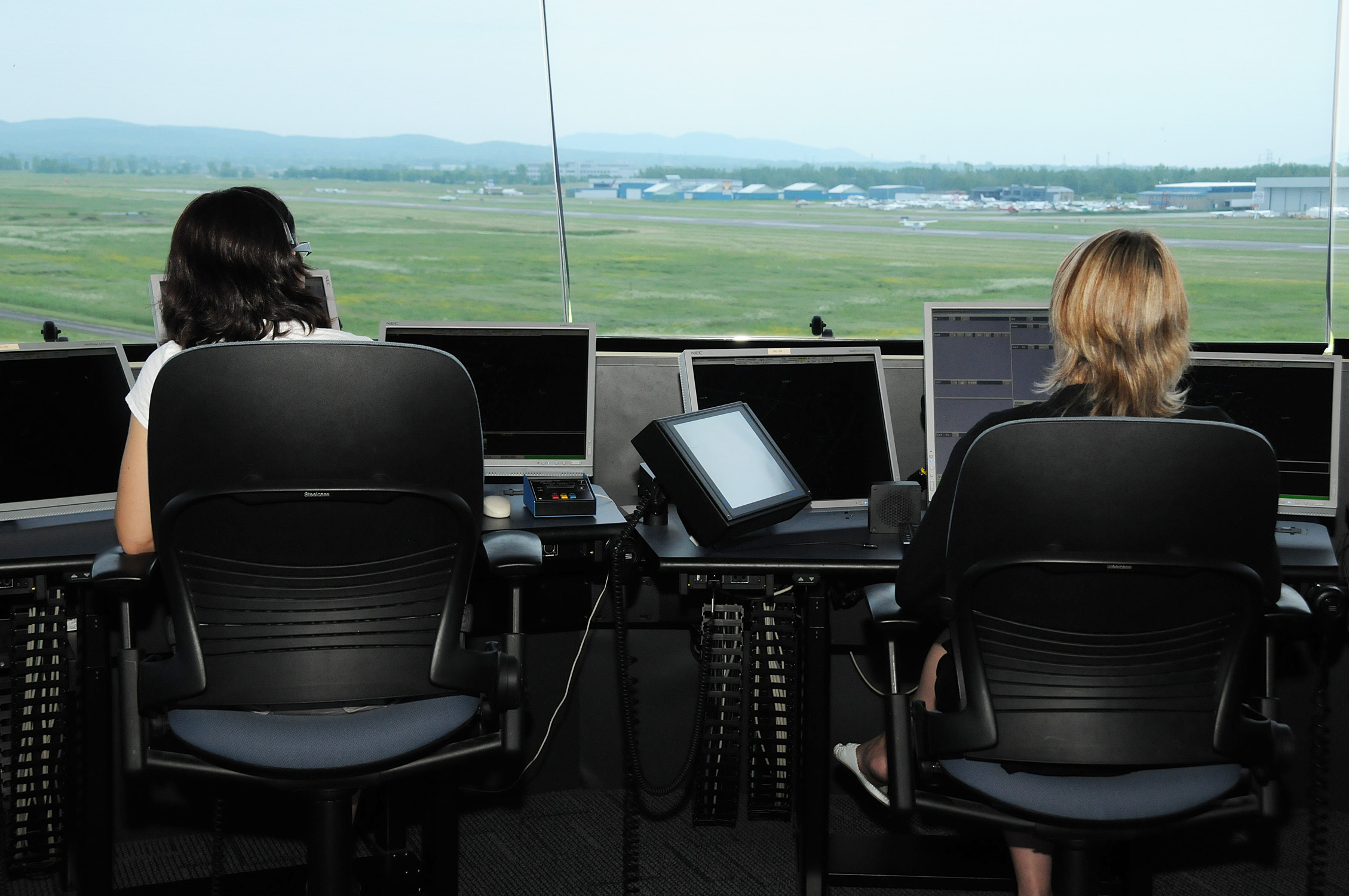 Tour de contrôle: centre nerveux de l’aéroport de Saint-Hubert