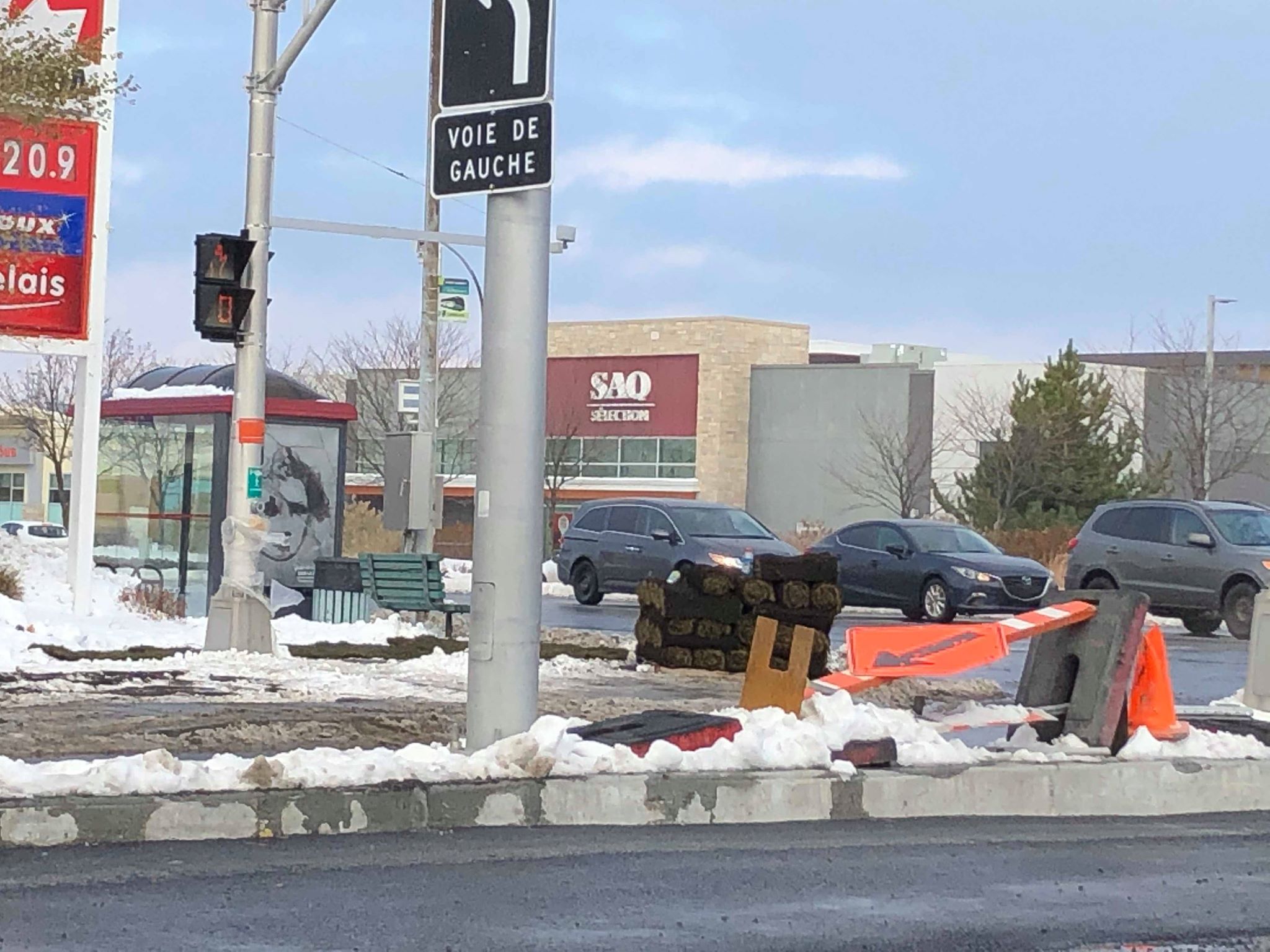 Tourbe sur neige le long du boulevard Gaétan-Boucher